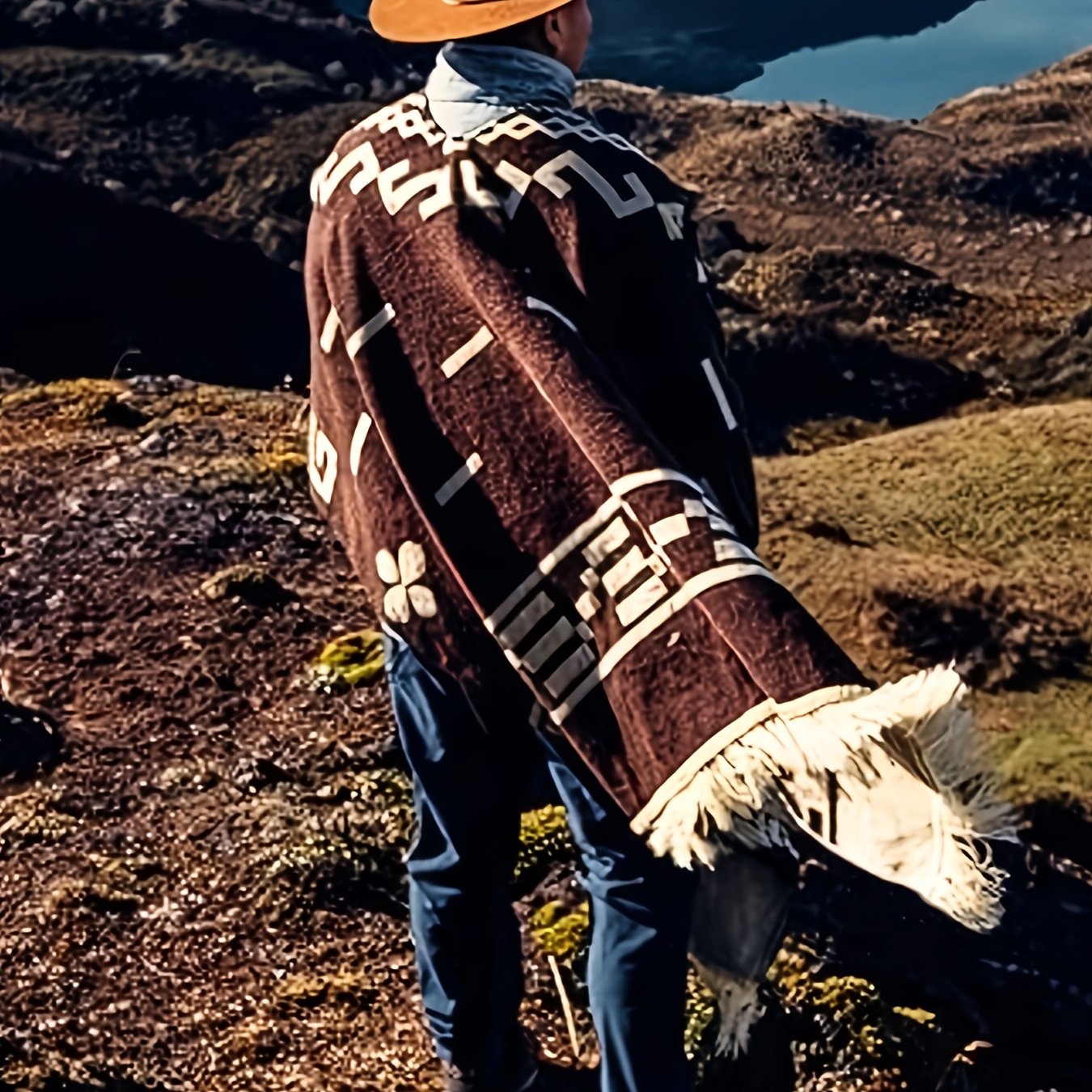Men's Western Bandit Cape Coat with Tribal Print, Warm V-Neck Poncho with Tassel Trim for Outdoor Adventures, Fall and Winter Casual Wear (Brown\u002F White)